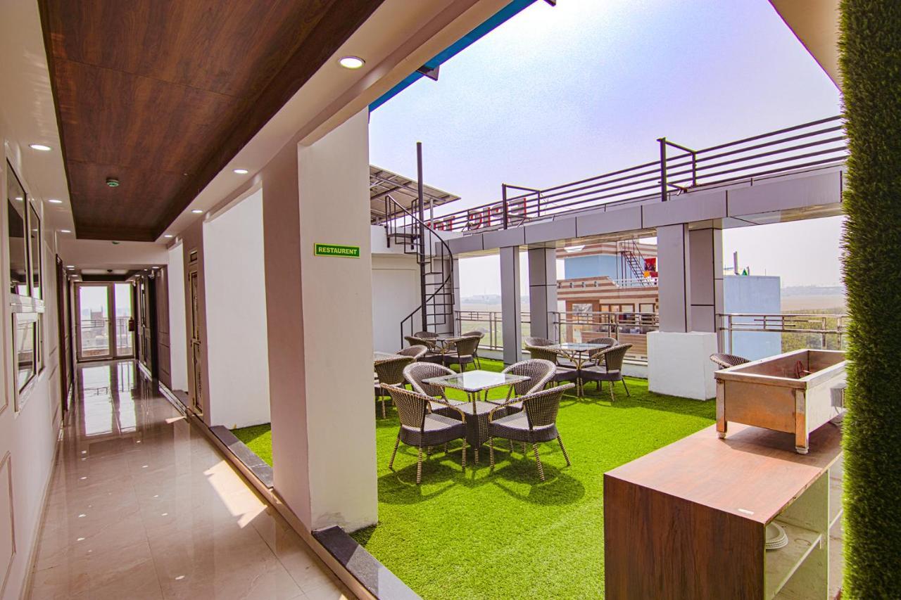 Fabhotel Satyam International Noida Exterior photo